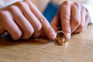 mains du marié avec anneau. pensées de mariage photo