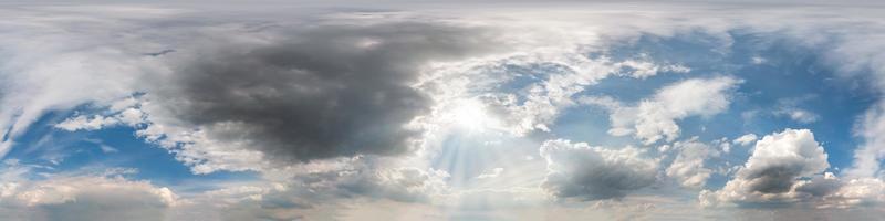 ciel bleu nuageux harmonieux panorama hdri vue d'angle à 360 degrés avec zénith et beaux nuages à utiliser dans les graphiques 3d comme dôme du ciel ou modification d'un tir de drone photo