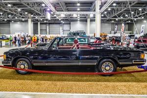 moscou - août 2016 zil 41041 cabrio présenté au salon international de l'automobile mias moscou le 20 août 2016 à moscou, russie photo