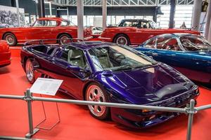 sinsheim, allemagne - mai 2022 violet violet lamborghini diablo vt roadster photo