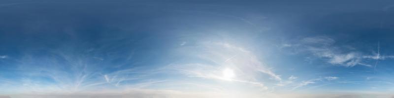 ciel bleu avec des nuages avec soleil du soir. panorama hdri harmonieux vue d'angle à 360 degrés avec zénith pour une utilisation dans les graphiques 3d ou le développement de jeux comme dôme du ciel ou modification d'un tir de drone photo