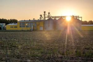 ascenseur à grenier. agro-industrie et usine de fabrication pour la transformation et les silos d'argent pour le nettoyage à sec et le stockage des produits agricoles, de la farine, des céréales et des grains. photo