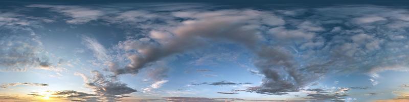 panorama hdri du ciel coucher de soleil sombre et harmonieux vue d'angle à 360 degrés avec de beaux nuages au zénith pour une utilisation dans les graphiques 3d comme dôme du ciel ou modification d'un tir de drone photo