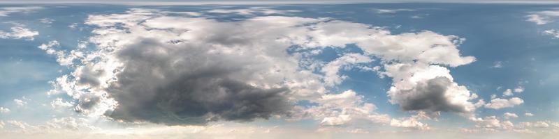 ciel bleu avec de beaux nuages. panorama hdri harmonieux vue d'angle à 360 degrés avec zénith pour une utilisation dans les graphiques 3d ou le développement de jeux comme dôme du ciel ou modification d'un tir de drone photo