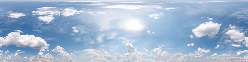 ciel bleu avec de beaux nuages. panorama hdri harmonieux vue d'angle à 360 degrés avec zénith pour une utilisation dans les graphiques 3d ou le développement de jeux comme dôme du ciel ou modification d'un tir de drone photo