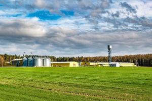 ascenseur à grenier. agro-industrie et usine de fabrication pour la transformation et les silos d'argent pour le nettoyage à sec et le stockage des produits agricoles, de la farine, des céréales et des grains. photo