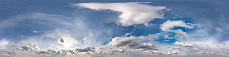 panorama hdri harmonieux vue d'angle à 360 degrés ciel bleu avec de beaux cumulus au zénith pour une utilisation dans les graphiques 3d ou le développement de jeux comme dôme du ciel ou modification d'un tir de drone photo