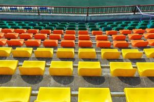 rangées multicolores de sièges en plastique dans le stade photo