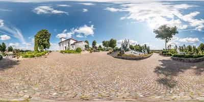 panorama hdri sphérique complet et harmonieux vue d'angle à 360 degrés près de la source sacrée avec escaliers en béton et sculpture d'anges en projection équirectangulaire, contenu ar vr photo