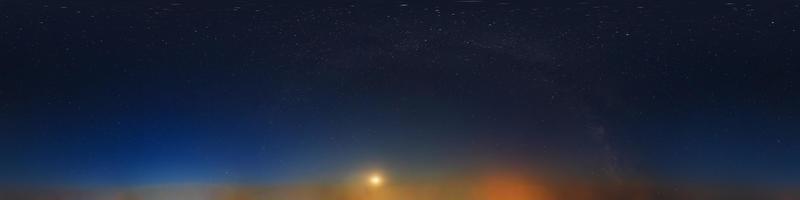 ciel bleu foncé après le coucher du soleil avec un beau ciel impressionnant avec la lune et la voie lactée. panorama hdri harmonieux angle de vue à 360 degrés avec zénith pour une utilisation dans les graphiques ou le développement de jeux comme sky dome photo