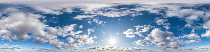 panorama hdri harmonieux vue d'angle à 360 degrés ciel bleu avec de beaux cumulus moelleux au zénith pour une utilisation dans les graphiques 3d ou le développement de jeux comme dôme du ciel ou modifier le tir de drone photo