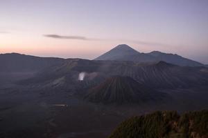 lever du soleil sur le volcan du mont bromo à l'est de java, en indonésie. photo