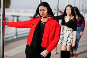 groupe de trois filles latinos heureuses et jolies de l'équateur posées dans la rue. photo