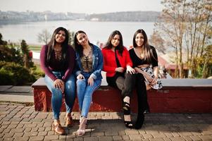 groupe de quatre filles latinos heureuses et jolies de l'équateur posées dans la rue. photo