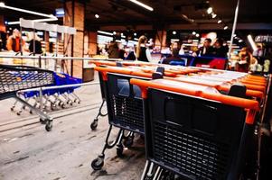 rangée de caddies au supermarché. photo