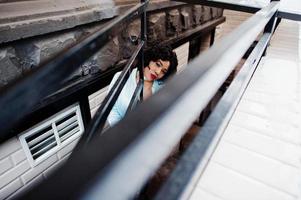 élégant modèle de taille plus afro-américain dans les rues de la ville le jour de l'hiver. photo