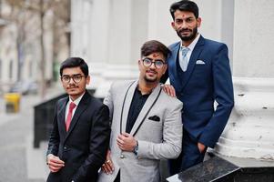 groupe de trois hommes indiens d'asie du sud en costume d'affaires. photo