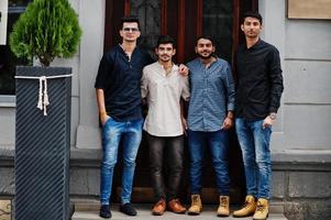 groupe de quatre hommes d'amitié ethnique indienne. photo