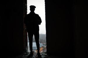 silhouette d'homme à l'usine de briques abandonnée. photo