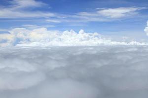 avion au-dessus des nuages photo