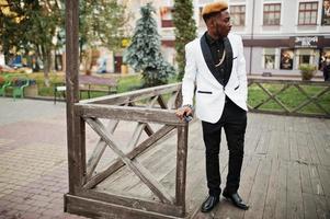 chic bel homme afro-américain en costume blanc. photo