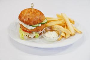 vue sur fond blanc de frites avec burger. alimentation saine, concept de déjeuner diététique. photo