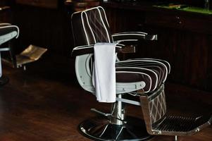 chaise en cuir vintage marron dans un salon de coiffure élégant. photo