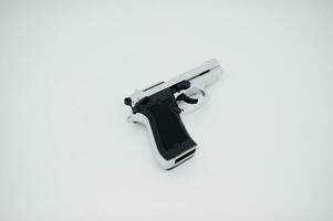 pistolet arme à feu isolé sur blanc. photo