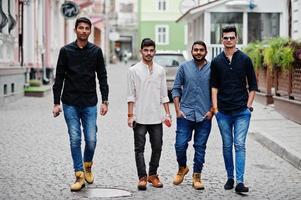 groupe de quatre hommes d'amitié ethnique indienne. photo