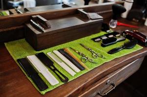 outils de coiffeur sur table de fond en bois. photo