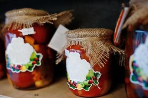 bocaux en verre des rayons d'un supermarché ou d'une épicerie. produits de conserve maison. fait avec amour. photo