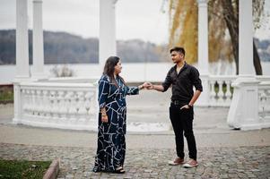 histoire d'amour d'un couple indien posé en plein air, main dans la main. photo