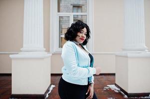 élégant modèle de taille plus afro-américain dans les rues de la ville le jour de l'hiver. photo