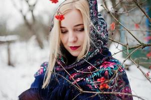 fille blonde avec écharpe brodée à la main posée au jour d'hiver. mouchoir femme. photo