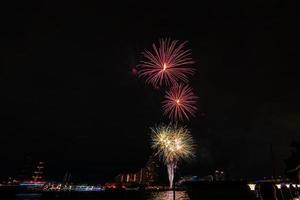 feux d'artifice sur la rivière dans le ciel sombre photo