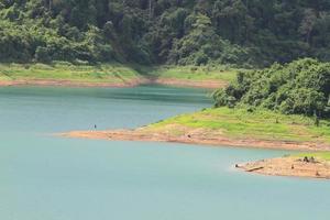 montagne et lac de khao sok en thaïlande photo