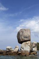 grande pile de voûte en pierre à la mer d'andaman près de koh lipe, thaïlande photo