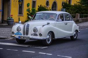 fulda, allemagne - mai 2013 bmw 501 502 berline de luxe voiture rétro le 9 mai 2013 à fulda, allemagne photo