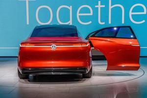 francfort, allemagne - sept 2019 rouge volkswagen vw id vizzion est un concept de véhicule électrique, iaa international motor show auto exhibition photo