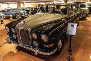 fontvieille, monaco - juin 2017 sable noir daimler ds 420 1970 à monaco top cars collection museum photo