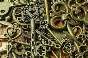 vieilles clés vintage texture or sur fond abstrait de pièce de cuivre. photo