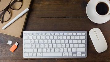 l'image de la table en bois à plat du bureau du poste de travail pour le fond. photo