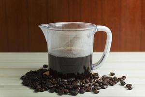 tasse à café goutte à goutte sur tableau blanc pour l'image d'arrière-plan. photo