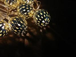 décor de boule de lumières de noël sur table en bois. photo