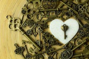 coeur blanc et clé d'or pour le contenu de la saint valentin. photo