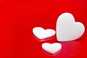 coeurs blancs sur fond d'image rouge brillant pour symbole Saint Valentin, étiquette, carte, bannière. photo