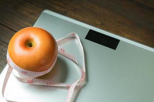 pomme et image de ruban à mesurer pour le contenu de l'alimentation. photo