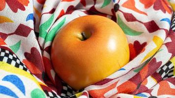 pomme sur écharpe faible luminosité pour le contenu alimentaire. photo