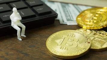 miniature blanche et pièce d'or bitcoin image abstraite gros plan arrière-plan. photo