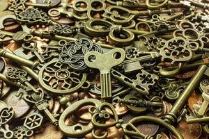 vieilles clés vintage texture or sur fond abstrait de pièce de cuivre. photo